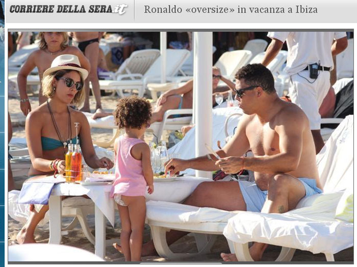 Nem nas férias Ronaldo tem sossego. Em agosto, seu passeio por Ibiza e sua barriguinha nada atlética foram manchete nos jornais de todo o mundo
