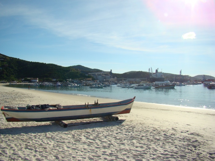 Mergulhadores vão sair da praia dos Anjos, em Arraial do Cabo, com destino ao mar para limpar o oceano (Divulgação) praia dos anjos