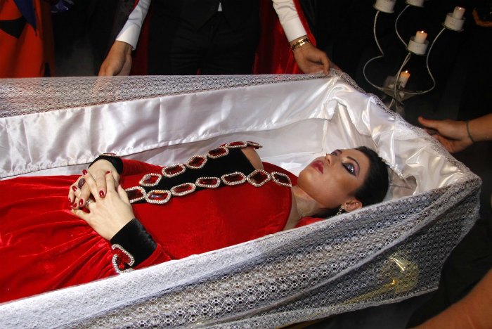 Gracyanne manteve a performance até o fim e manteve os olhos fechados quando o conteúdo do caixão foi revelado