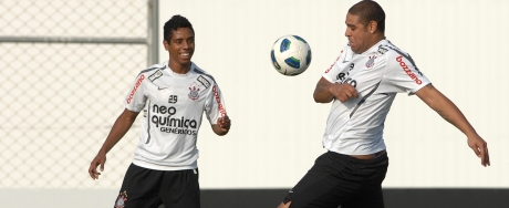 Cercado por estafe, Adriano brinca de "golzinho" em treino no Timão