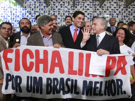 O então presidente da Câmara Michel Temer comemora aprovação da lei (Arquivo Ag. Estado) fichalimpa