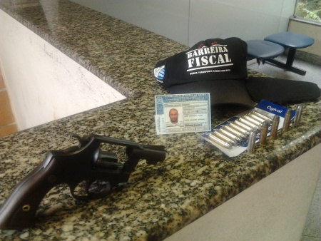 Caminhoneiro contou que já foi assaltado, por isso usava a arma (Marcelo Vidal / Rede Record) caminhoneiro