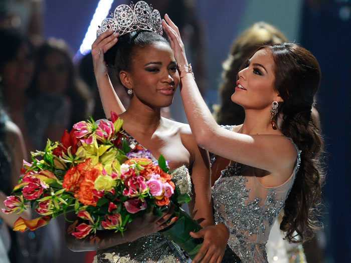 Em setembro, pela primeira vez na história, o Brasil recebeu um concurso de Miss Universo. A brasileira Priscila Machado ficou em terceiro lugar, enquanto ...