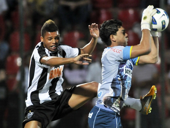 Outras torcidas que estão rindo à toa são as de Flamengo e Corinthians. Rubro-negros e alvinegros quase se estapearam para contratar o ex-Menino da Vila An...