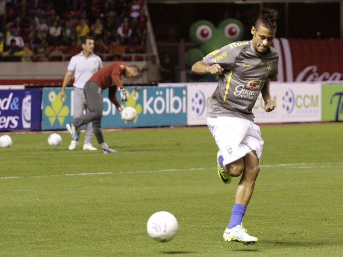 EFE/Esteban Dato Neymar foi um dos atletas brasileiros a realizar seu aquecimento dentro de campo, antes da partida contra a Costa Rica; leia mais