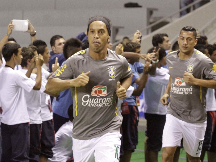 EFE/Esteban Dato Ronaldinho Gaucho, seguido pelo corintiano Ralf, é um dos jogadores brasileiros mais conhecidos pela torcida costarriquenha