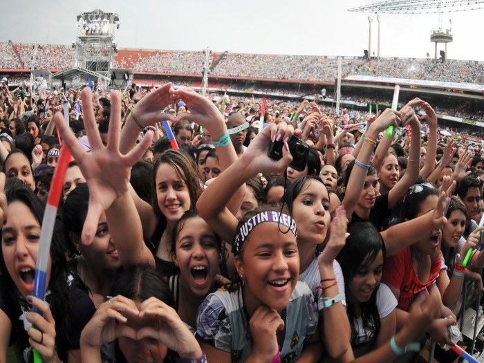 Julia Chequer/R7 As pré-adolescentes chegaram cedo para acompanhar ao show de Justin Bieber direto da fila do gargarejo e fizeram muita festa quando a apresentação do canto...