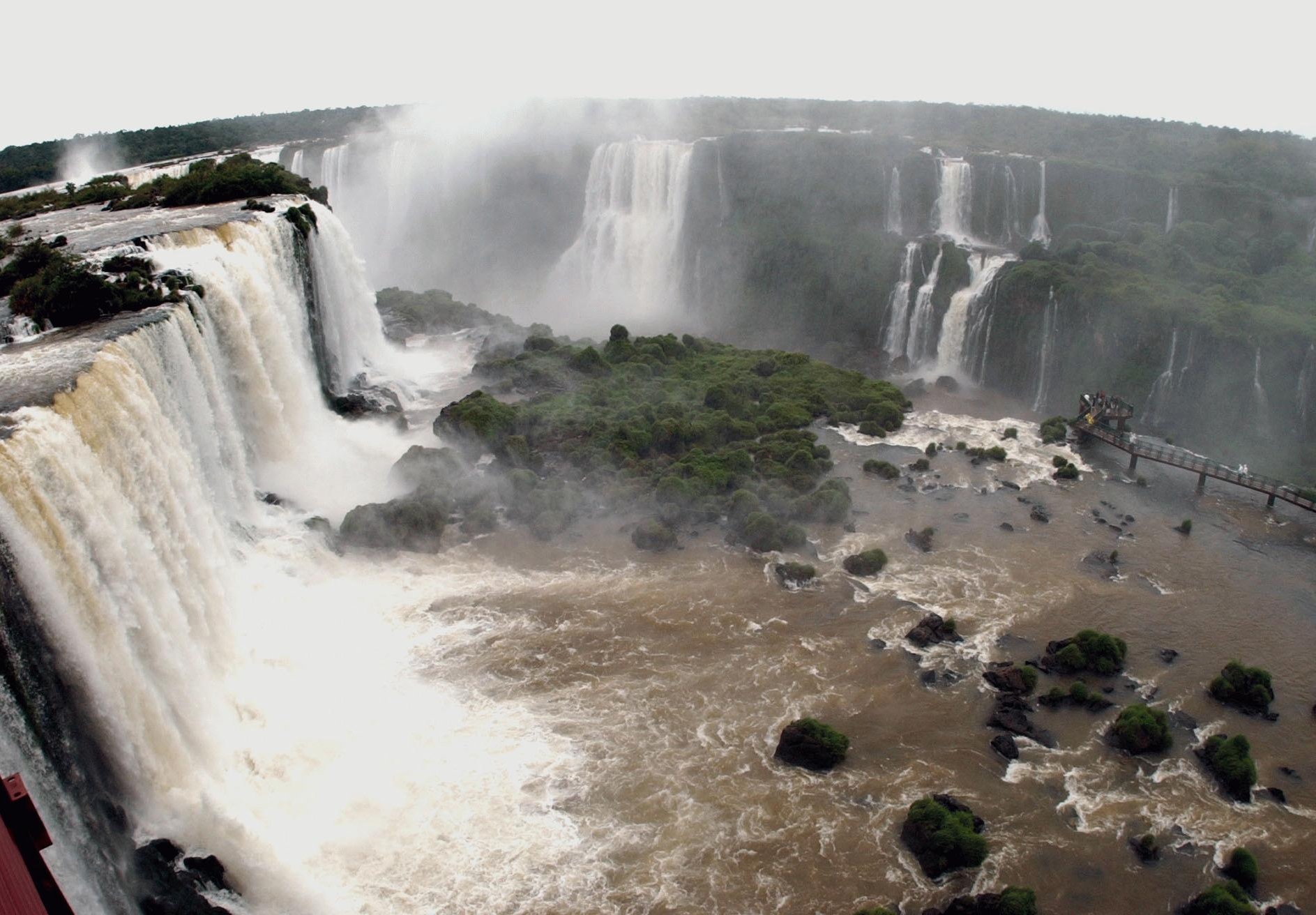 Comitê que trabalha pela eleição das Cataratas do Iguaçu diz não ser rival da Amazônia e propõe parceria (Agência Brasil) Cataratas do Iguaçu
