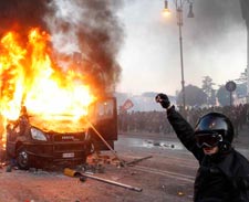 Marcha dos indignados na Itália vira batalha e termina com 70 feridos