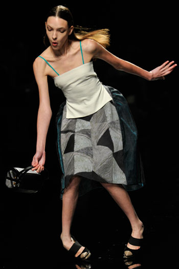 Modelo tropeça e tenta recuperar o equilíbrio durante o desfile da coleção primavera-verão da estilista Sara Arai durante a Tóquio Fashion Week, no Japão