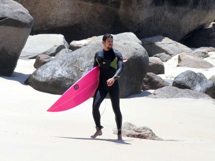 Sexta-feira (21) - Cauã Reymond foi flagrado surfando nesta sexta no Rio de Janeiro. O gato, que vai ser papai em breve, mostrou que além de lindo e bom no...