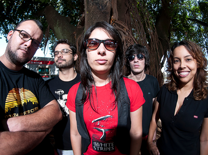 A banda foi criada no final de 2007 com o objetivo de fazer uma música instrumental divertida e dançante (Nicolas Gomes/Divulgação) camarones