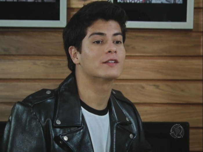 Em Rebelde, Arthur Aguiar interpreta Diego, um rapaz difícil e que tem vários problemas com o pai