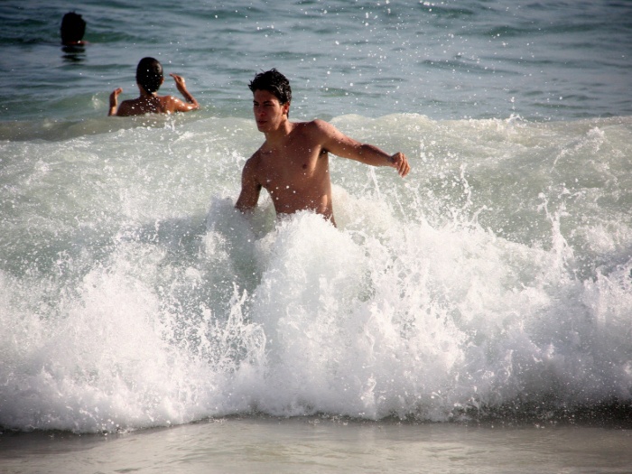 E mesmo com muito trabalho na novela Rebelde (Record), o jovem ator adora surfar nas praias cariocas