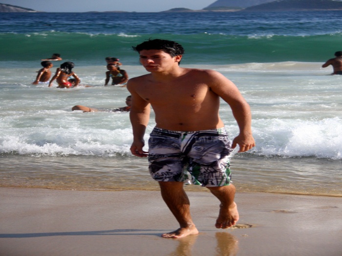 E para encantar as fãs, o ator teen disse que o seu cheiro preferido é o do mar