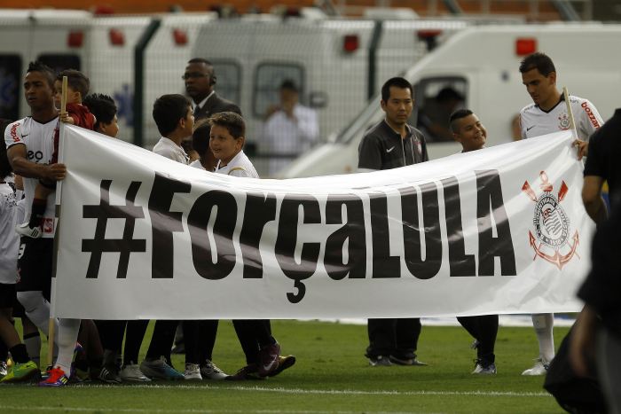 Jorge Henrique e Fábio Santos seguraram a faixa em homenagem ao ex-presidente Lula. Em campo, os jogadores corintianos deram conta do recado e venceram por...