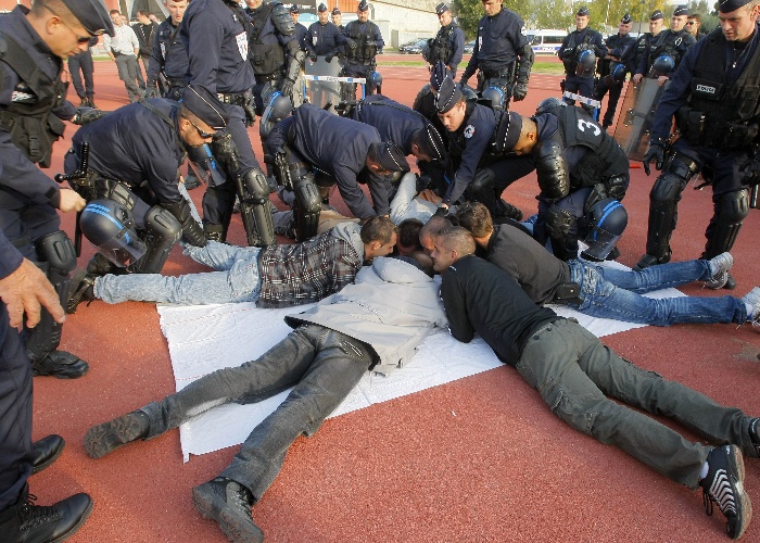 Policiais franceses fazem treinamento antes do início da reunião do G20 em Cannes, na França. O encontro começa na próxima quinta-feira (3)