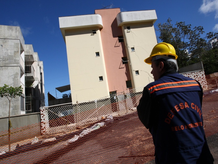 Outros dois imóveis vizinhos ao prédio também estão interditados; há o risco de eles serem atingidos em caso de desabamento do imóvel ao lado.
