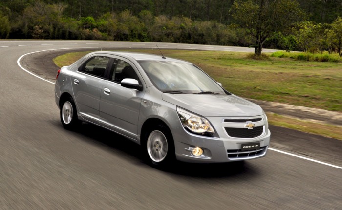 Os faróis desproporcionalmente grandes causam estranheza no primeiro contato (Divulgação) Chevrolet Cobalt frente G