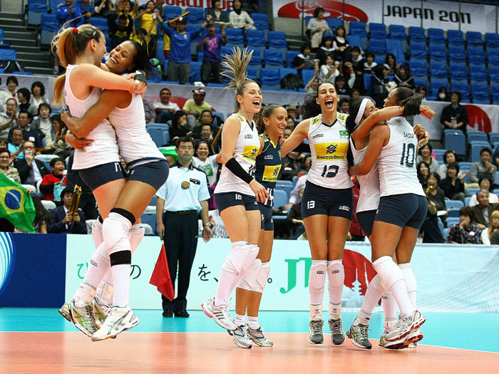 Jogadoras brasileiras comemoraram muito vitória sobre as campeãs europeias (Divulgação/FIVB) bra-x-servia-091111-divfivb-700x