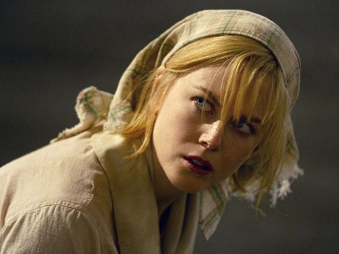 Em Dogville (2003), de Lars von Trier, Nicole Kidman é Grace, uma jovem rica que chega à uma vila, fugindo de um gânsgter