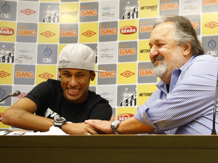 Após abraço com o presidente Luis Alvaro de Oliveira Ribeiro, Neymar revelou que não tem como objetivo ser o melhor do mundo pela Fifa (Fernando Dantas/Gazeta Press) Neymar 700