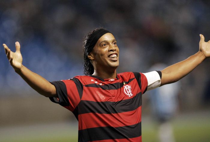 Assim como o Fluminense, o Flamengo também tem altíssima folha salarial. Só Ronaldinho Gaúcho recebe cerca de R$ 1,5 milhão por mês, grande parte bancada p...