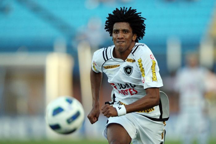 Na contramão da dupla Fla-Flu vem Botafogo e Vasco. Ambos adotam a política "pés no chão", sem contratações de impacto, mas que vem dando igual resultado. ...