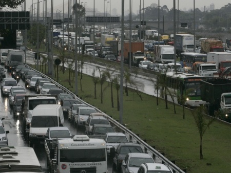 Hor&aacute;rio de proibi&ccedil;&atilde;o de caminh&otilde;es na marginal Pinheiros &eacute; ...