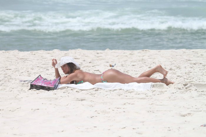 Dilson Silva/AgNews A modelo Carol Abranches, flagrada com Neymar na festinha privada promovida em um iate pelo jogador de futebol, curtiu praia neste sábado (12)