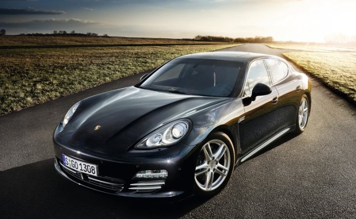 Aparentemente, seu Jorge também tem apreço pelos carros alemães. Ao menos é isso que conta o Porsche Panamera S de R$ 550 mil que adorna a garagem do artis...