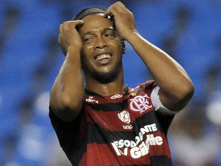 Ronaldinho faz golaço e promete torcida pelo Grêmio no Mundial