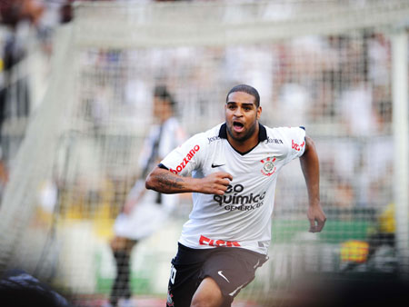 Adriano fez o gol que deixou o Timão muito perto do título no último domingo (20) (Djalma Vassão/Gazeta Press) gazetapress-261111-djalma-vassao-adrianogolgalo-450x338