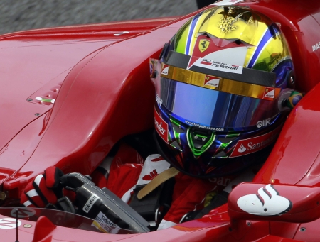 Felipe Massa conduz sua Ferrari no GP do Brasil 2011 de Fórmula 1