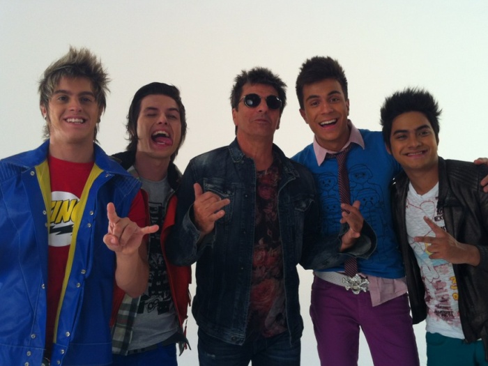 Meninos do Restart ao lado do líder da Blitz (Reprodução/ Twitter) Restart