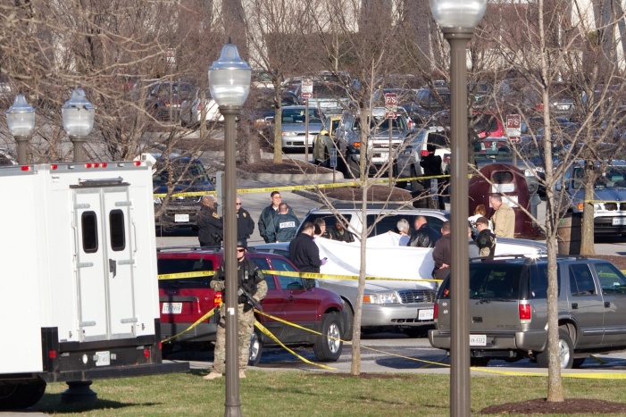 Policiais se reúnem em torno da cena do crime em um estacionamento da universidade de Virginia Tech, nos Estados Unidos. Pelo menos duas pessoas morreram quando um atirador abriu fogo no campus da universidade. A polícia ainda não confirma se o segundo corpo encontrado é o do atirador (Jared Soares/08.12.2011/Getty Images/AFP) virgniatech