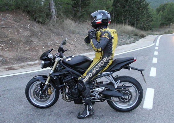 O renomado site italiano InfoMotori postou em sua página da web fotos daquela que supostamente deve ser a Triumph Street Triple 2013. Saiba mais
