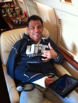 twitterdanawhite-11122011-minotaurobraçoquebrado-300x395