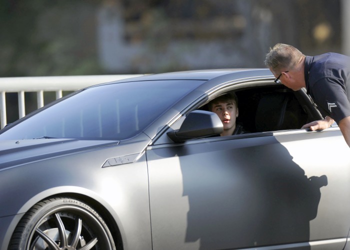 O cantor Justin Bieber foi parado pela polícia de Los Angeles ao fazer uma manobra proibida a bordo de seu Cadillac "Batmobile". Coisa feia, menino. Veja a...