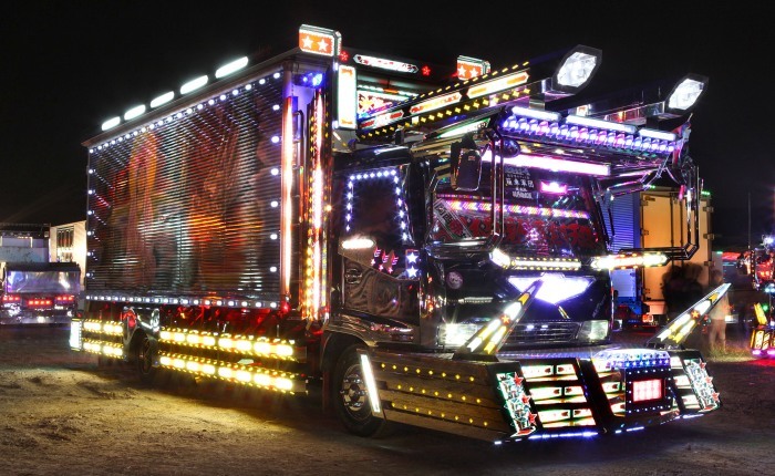 Parece extravagância de Natal, mas não é. No Japão, caminhões iluminados são febre entre um grupo de fanáticos por automóveis que gastam até R$ 300 mil par...