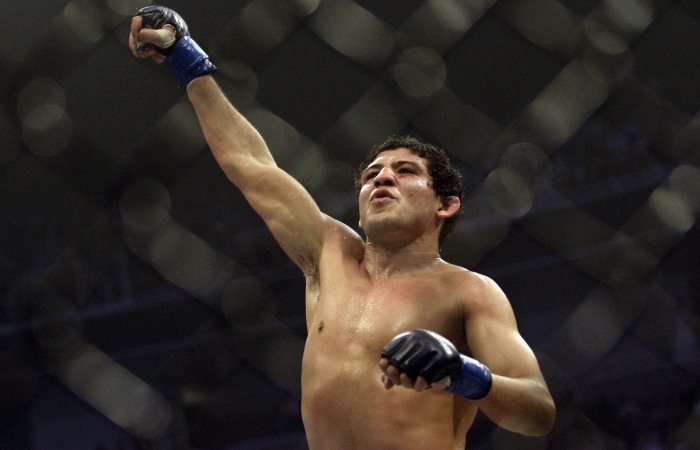 Chef&atilde;o do Strikeforce usa campe&atilde;o para cornetar UFC - Mais ...