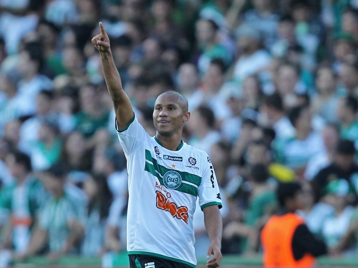 Jonas deve chegar para substituir o lateral-direito Danilo, que jogará no Porto (Heuler Andrey/Agif/Gazeta Press) jonas