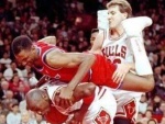 Jogadores de basquete são flagrados em poses comprometedoras