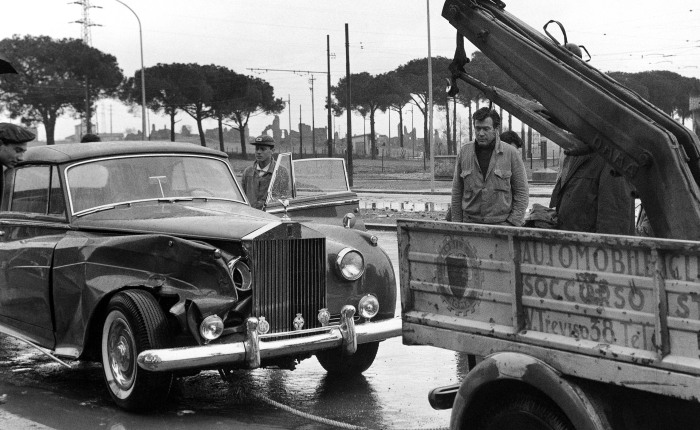 Dial Fotos/13.03.1962/AP Vamos encerrar com estilo. Esse Rolls-Royce aí pertencia a ninguém menos que Elizabeth Taylor, a estrela do cinema que morreu no ano passado. O responsável...