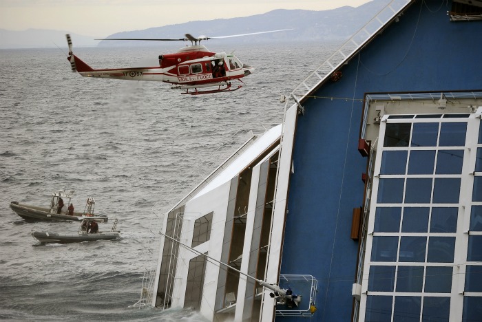 Buscas por desaparecidos em  navio italiano