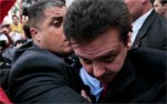Manifestantes jogam ovo em Kassab