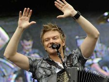 http://entretenimento.r7.com/musica/noticias/michel-telo-lidera-ranking-musical-italiano-20120126.html?question=0