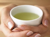 O que ajuda mais a emagrecer: chá verde ou branco?