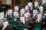 Wojciech Olkusnik/Agencja Gazeta/27.01.2012/Reuters Parlamentares usam máscaras para protestar contra censura