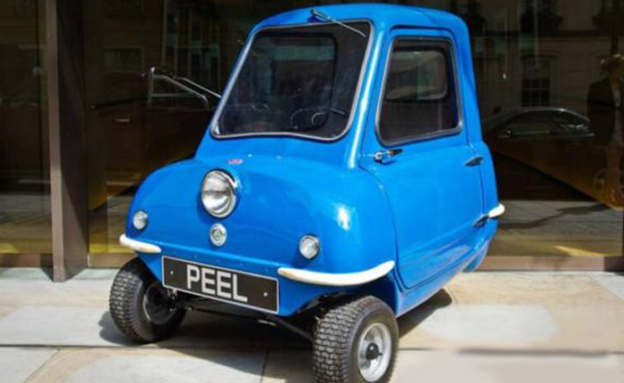 Dois ingleses resolveram ressuscitar o menor carro do mundo. O pequeno Peel P50 tem apenas três rodas, carroceria em fibra de vidro, motor de motociclo e u...